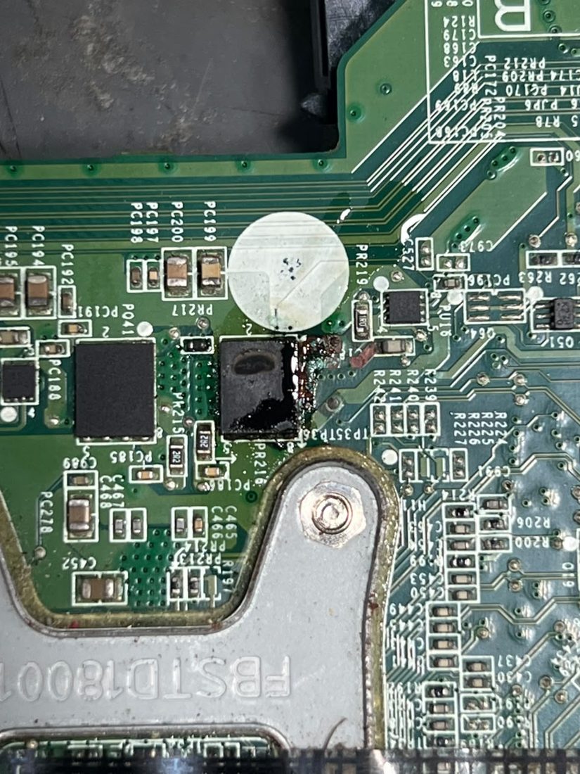 Chip de alimentação queimado na placa.