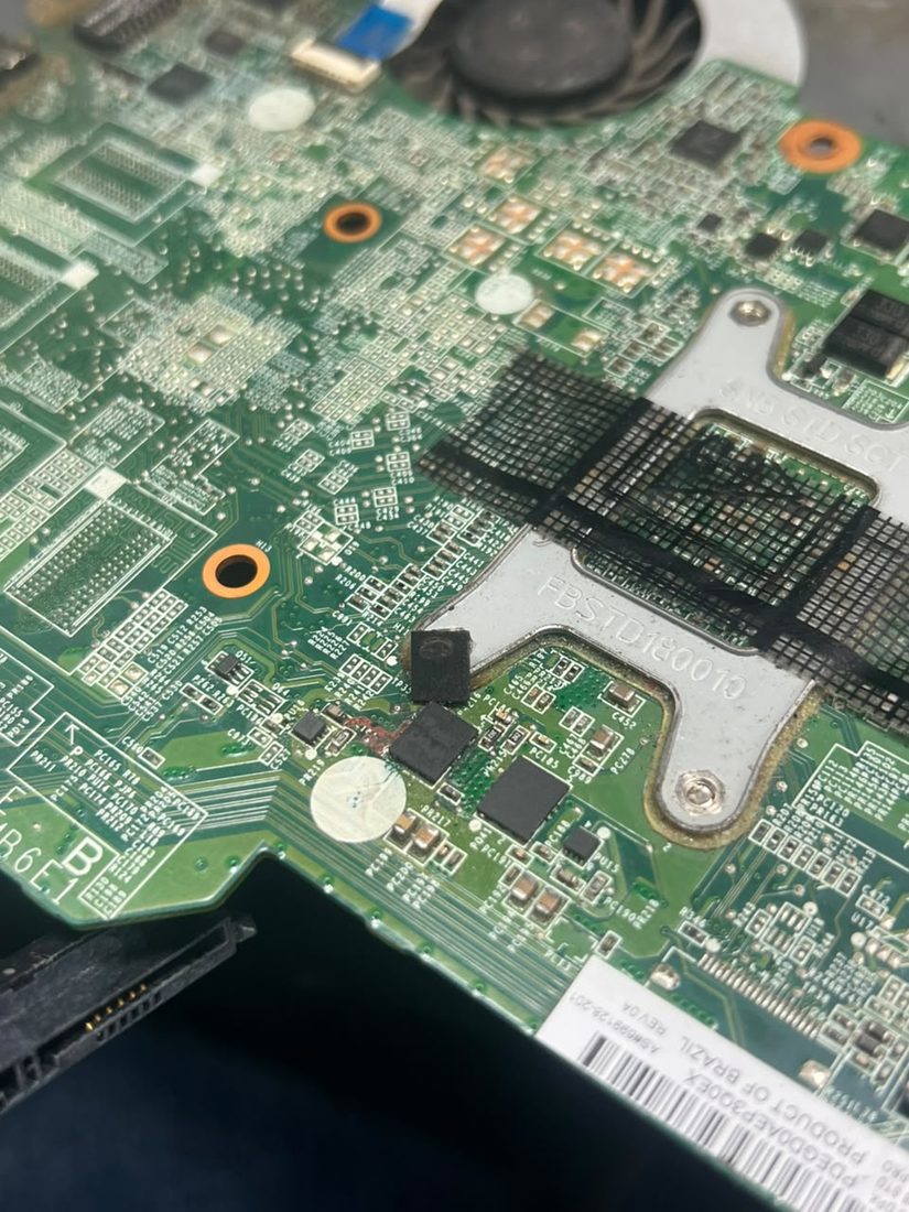 Troca do componente no microscópio.